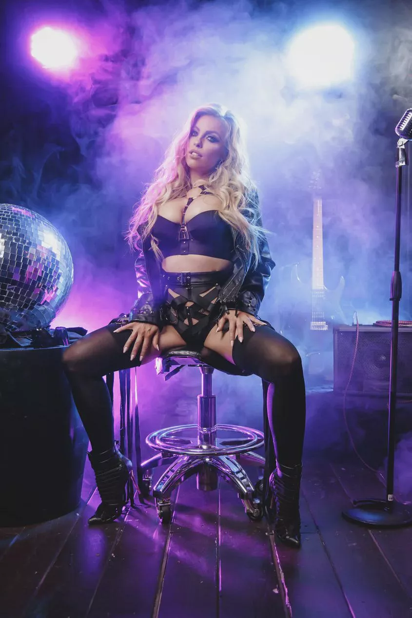 I wanna put my hand where her hands are and my face in between! posted by SPDOAlt