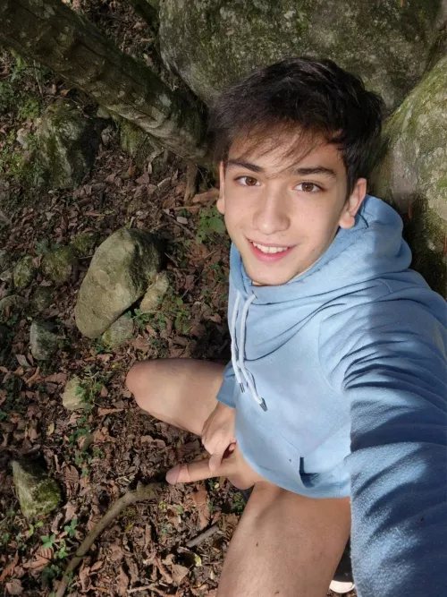 My second time jerking off outdoors in the park.... afraid that someone will discover me but it makes me harder 🥵 what do you think daddy? Did you like it? What do you do if you find me? by jo_melnik04