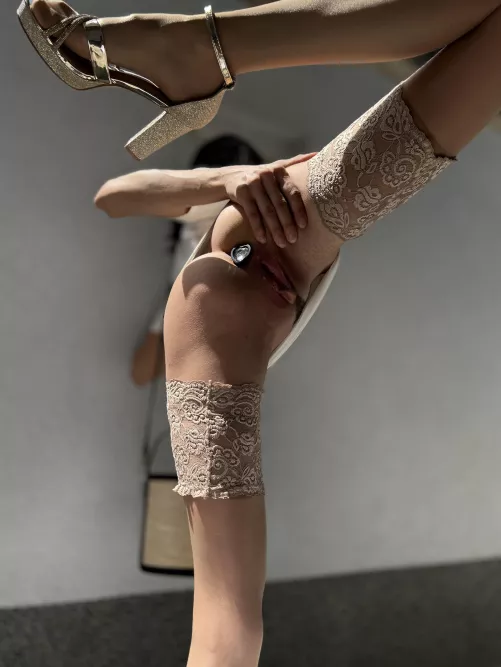 A little surprise under the skirt by la_skinny