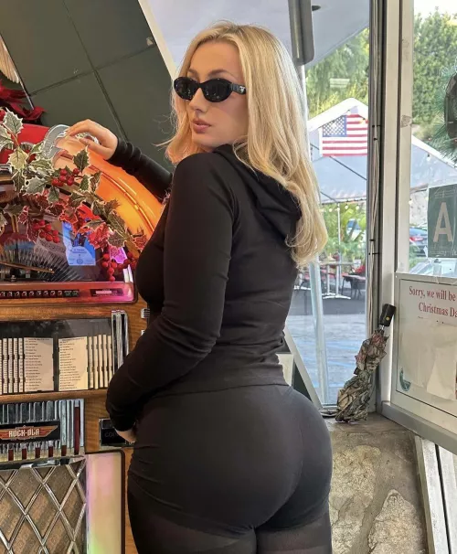 Bubble butt out and about  by rubythestallion