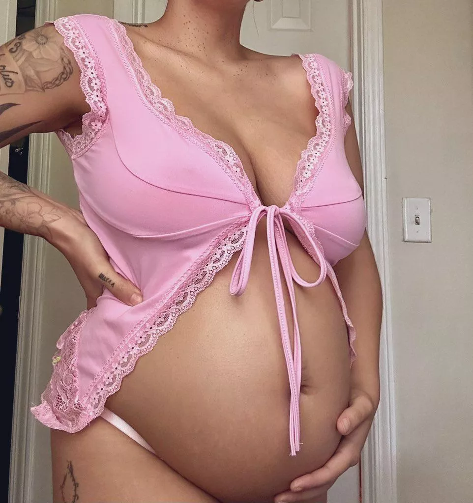 Officially half way done with my pregnancy 🤰🏽✨ posted by trixiemommy