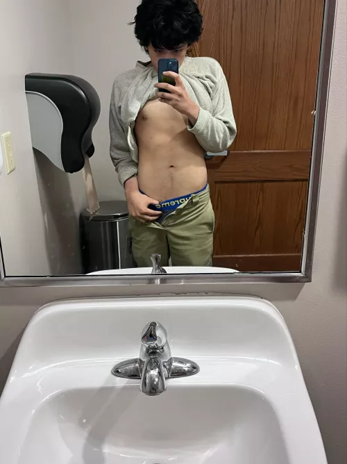 5’6 125lb sea 🌊 👋  by Nollie_treflip_