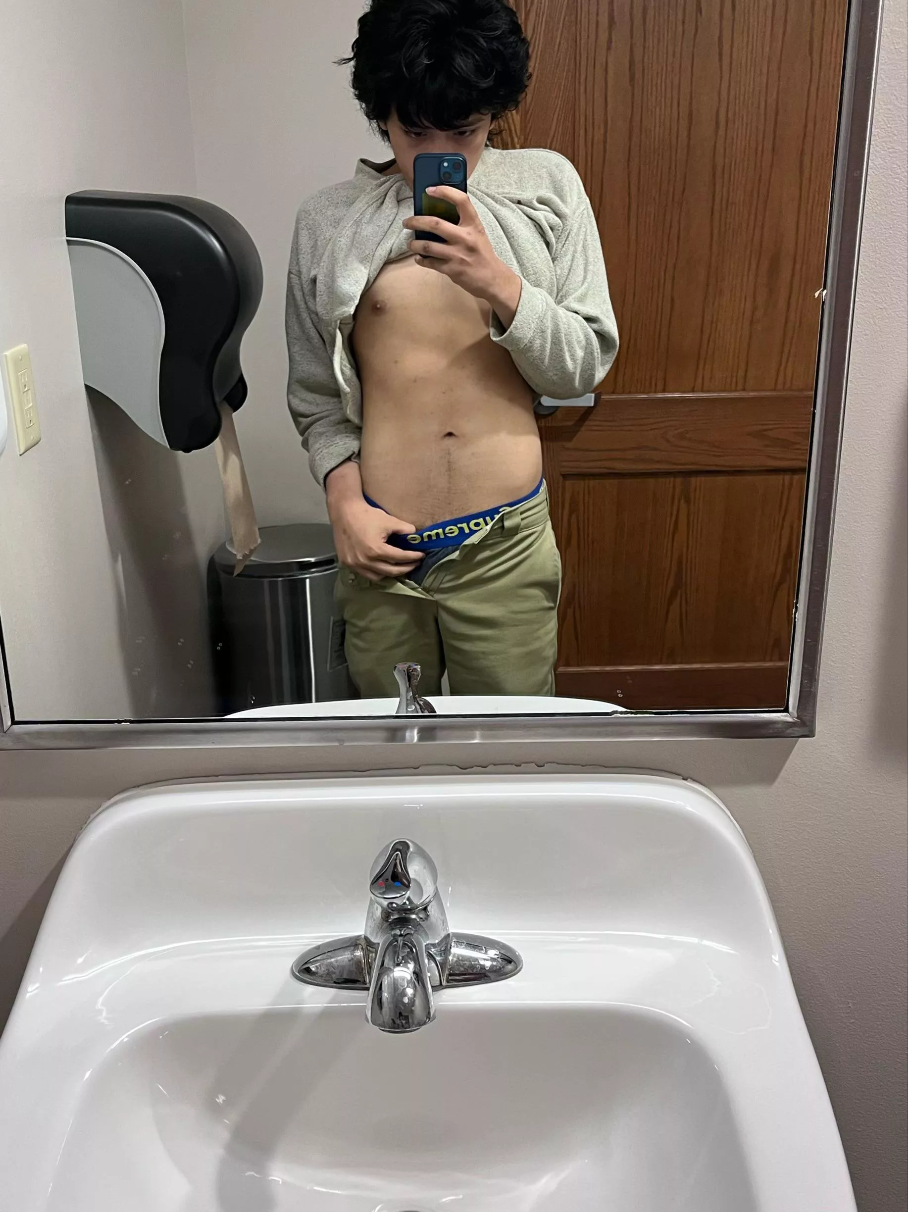 5’6 125lb sea 🌊 👋  posted by Nollie_treflip_