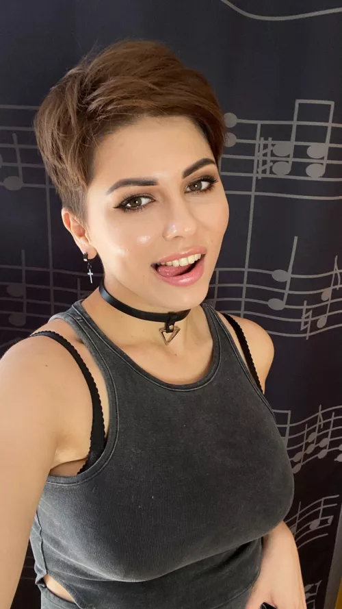 A brunette smile by AmyWinne