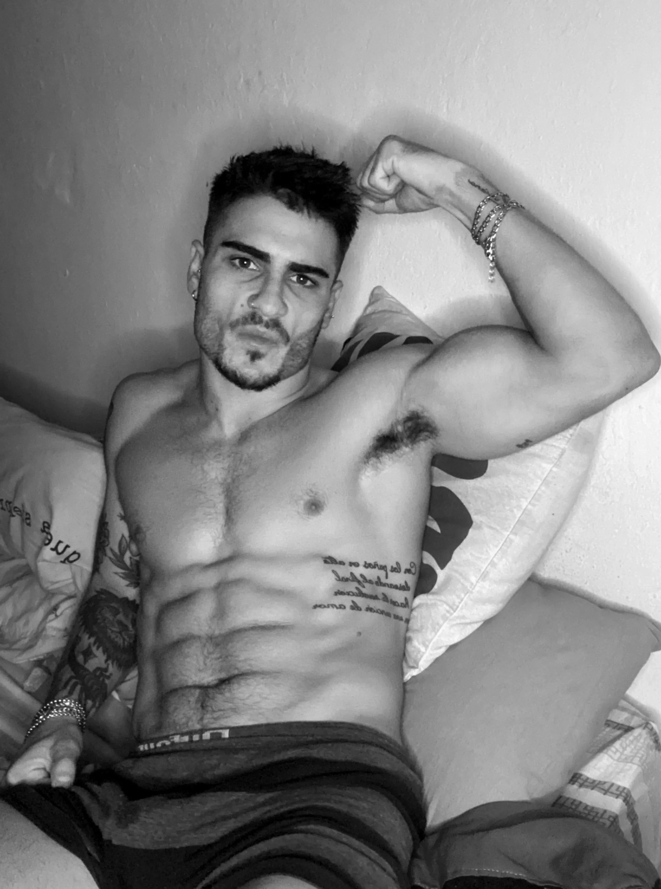 B&W Beauty  posted by ItsKingOliver