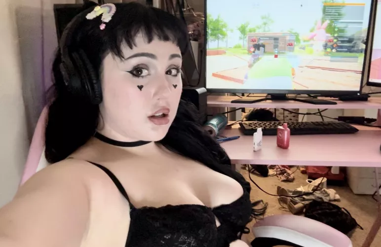 Can I sit on ur lap while u play games <3 by babybonez_