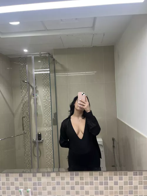 My cleavage will make u hard 😈🍌 by B956_Yoursider98