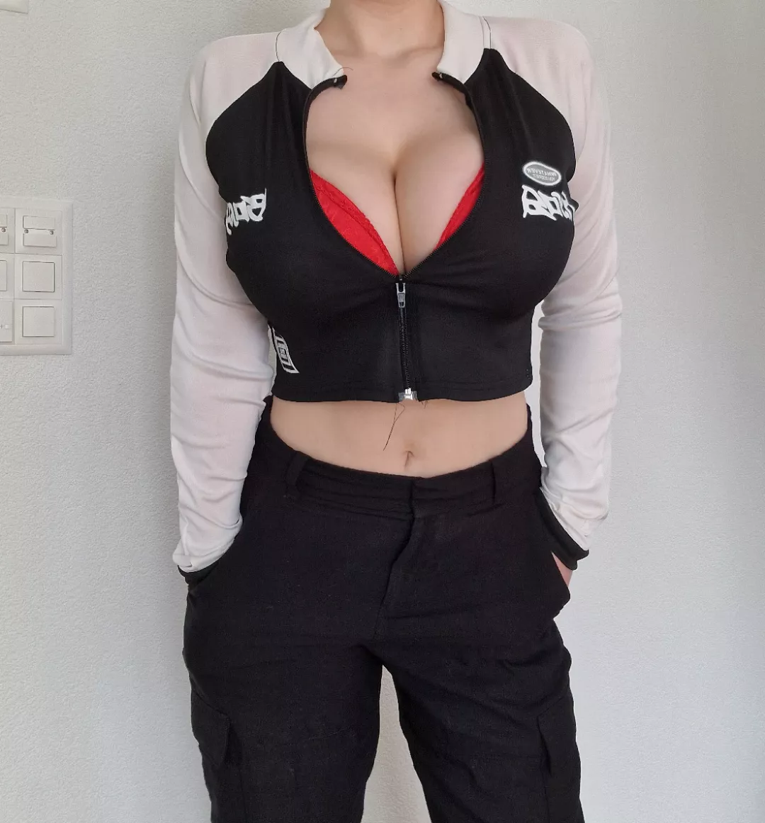 Peeking out posted by missmeismaid