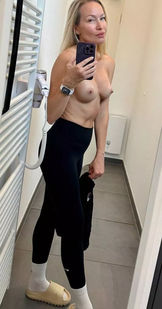 Selfie time from the dressing room posted by _LUNA_angel