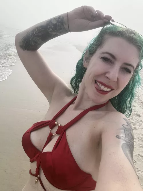 Beachy cleavage by sirenskiss3