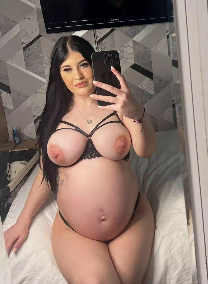 Swollen tits and a bulging pregnant belly is the best combo  posted by Carlos-Owensby485