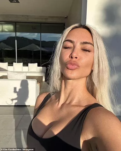 Blowing a kiss 😍 by juicy_Luciee