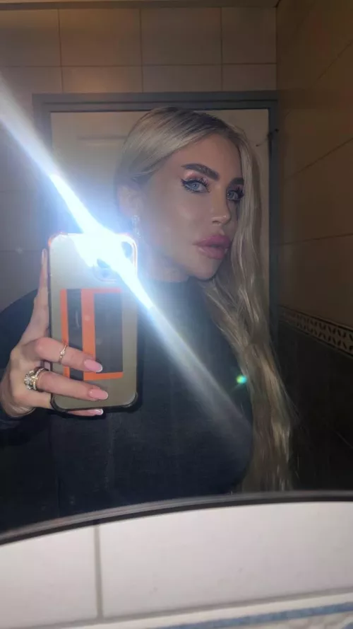 I love my plump lips by Elizabeth_Diva