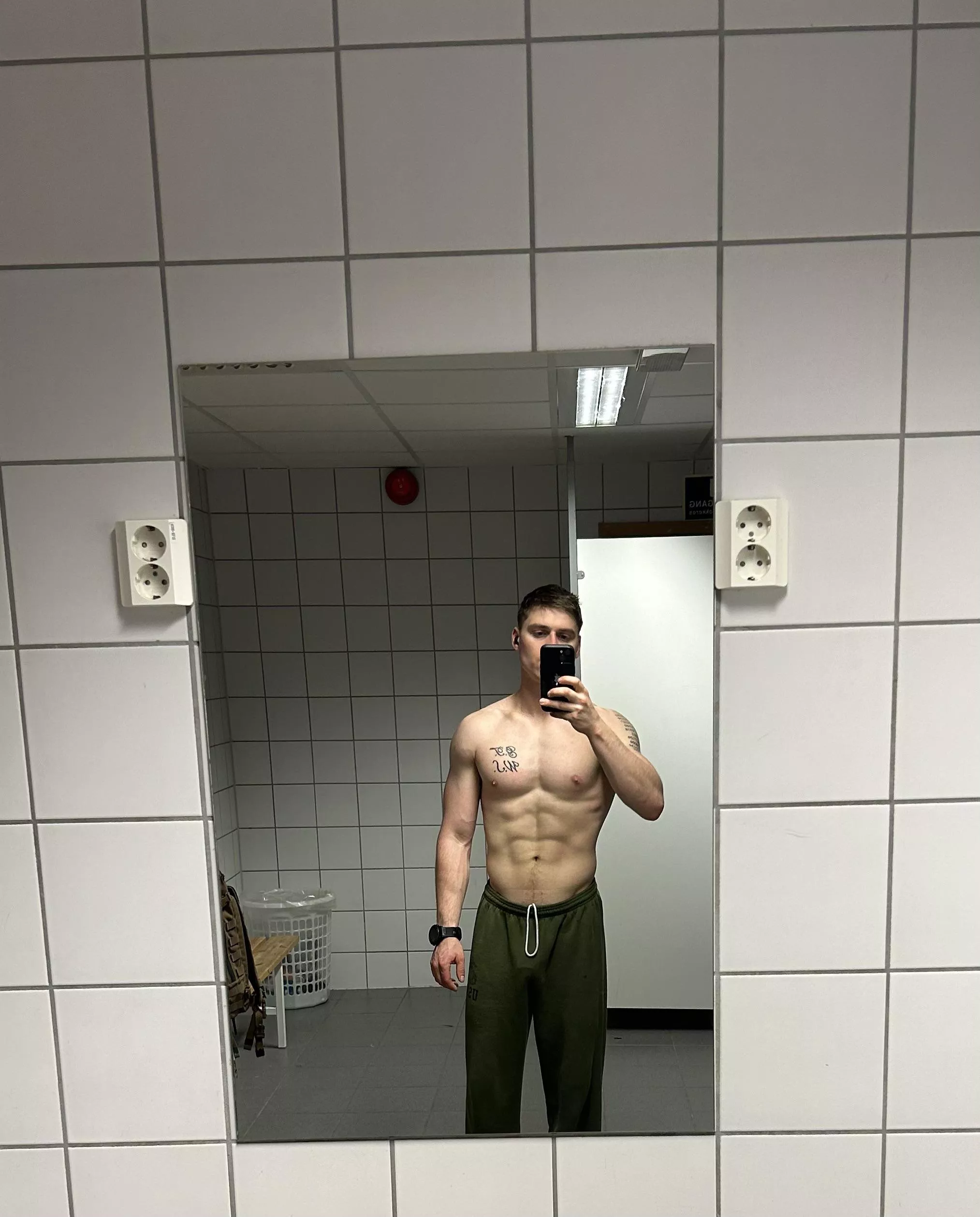 Locker room pic posted by MathematicianFew8713