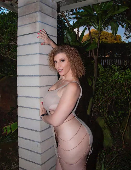 Looking pretty by thrivehi5ve