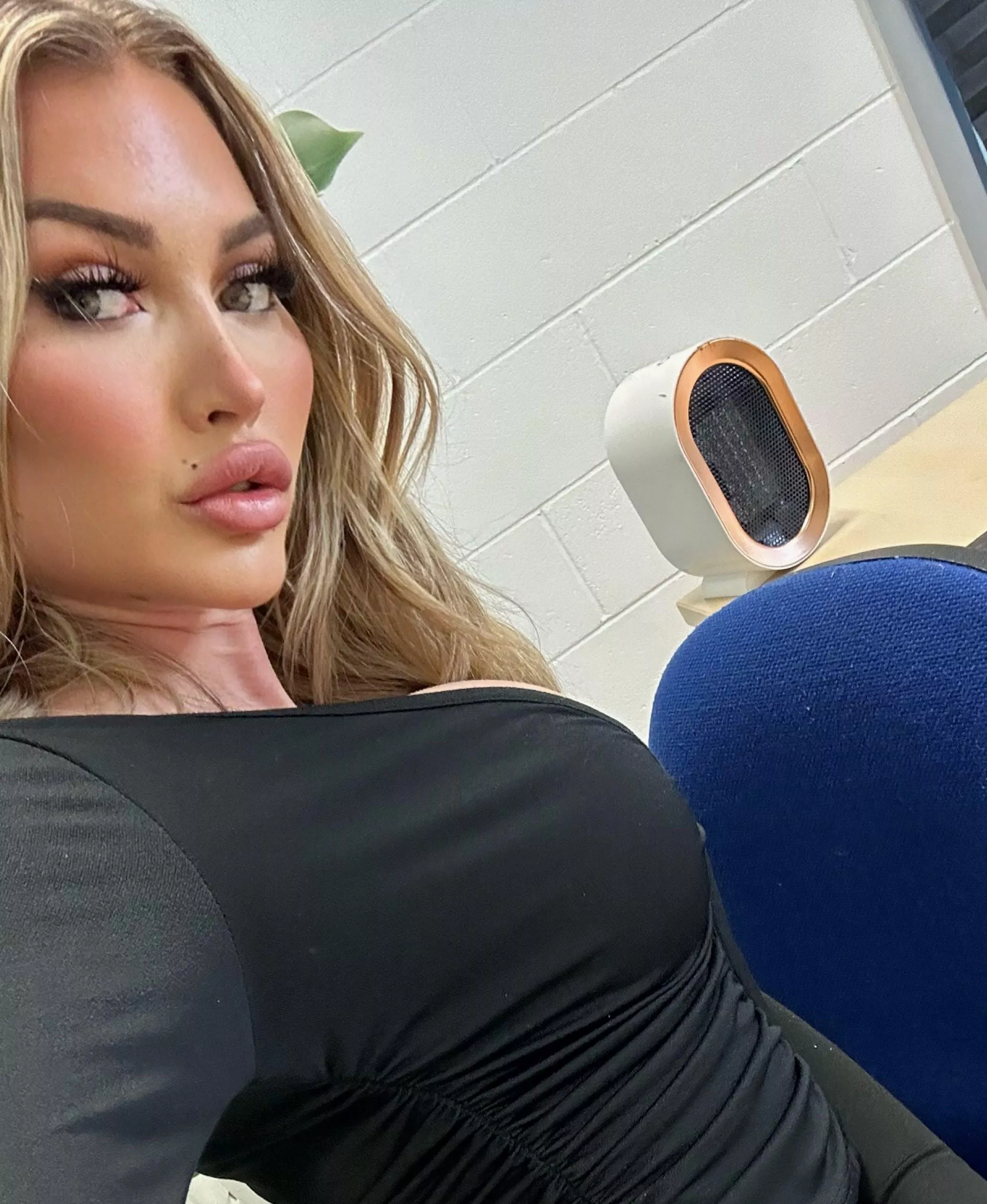 My coworkers loves complimenting my lips posted by Piskoei