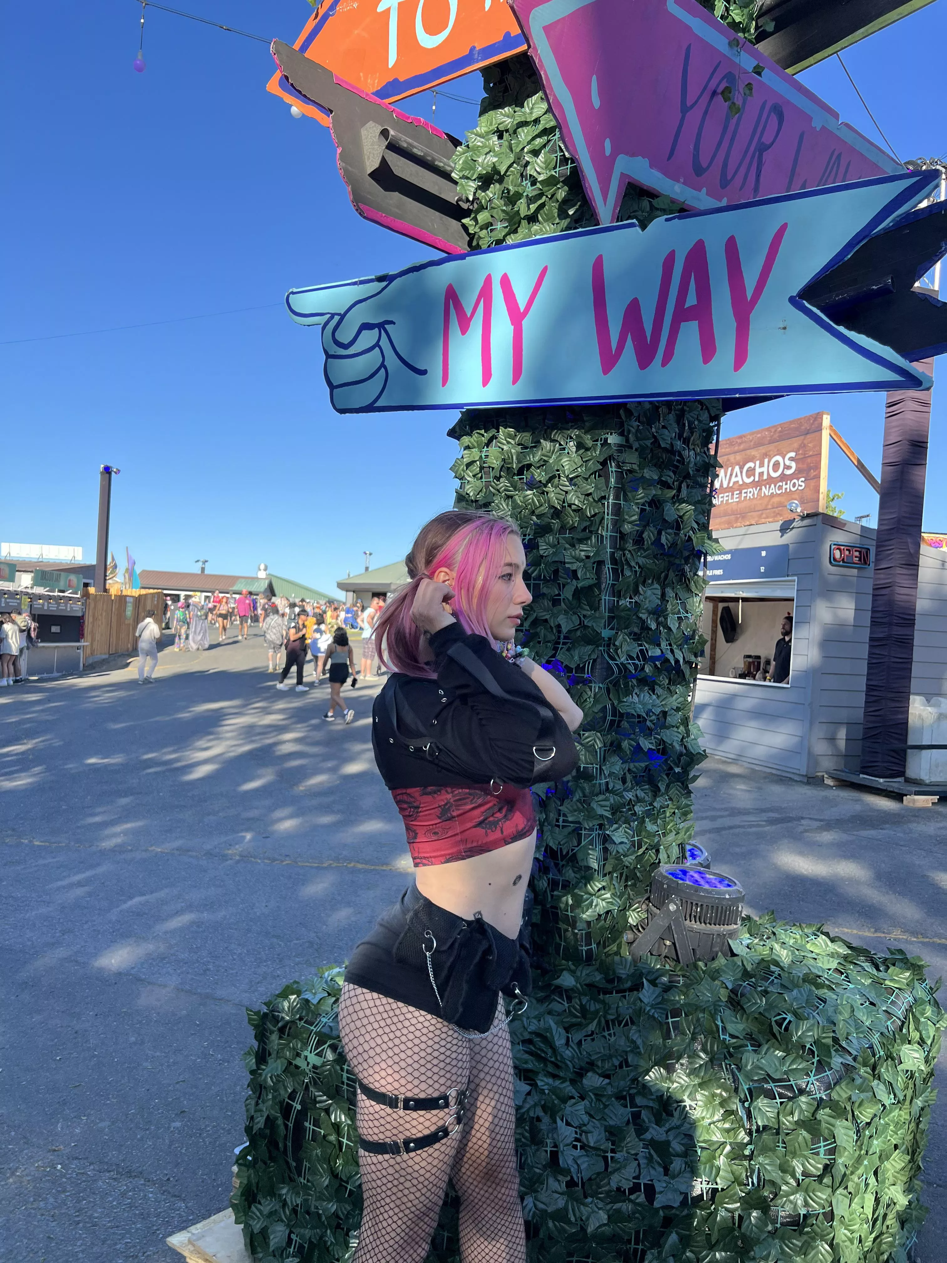 Raver and streamer babe posted by Danithewomann