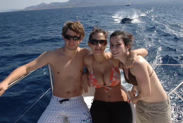 Righty never gets a seat when her friend's around. by MrHappyferret