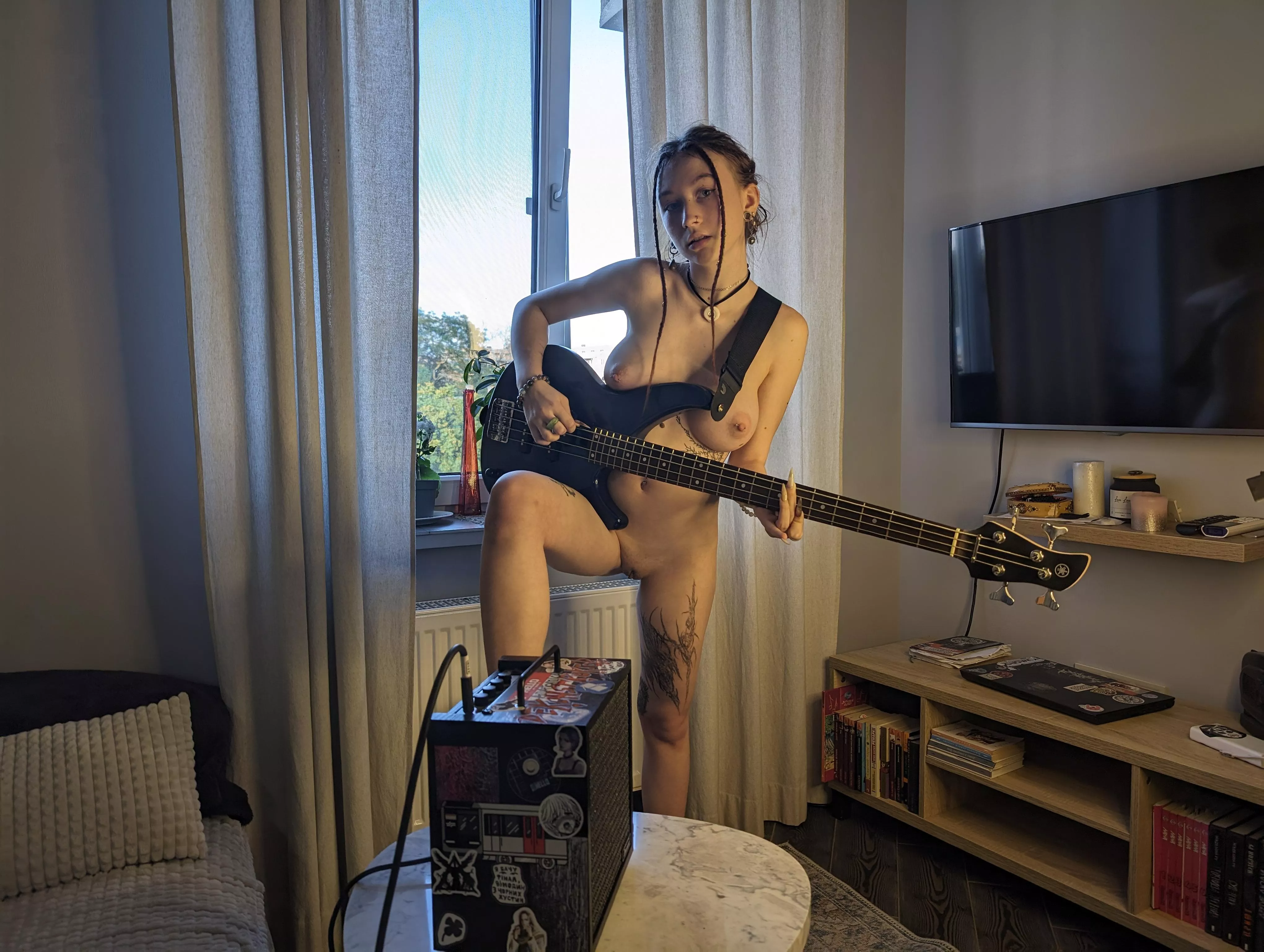 Rock girl, I like to flash my tits posted by Lordeniii