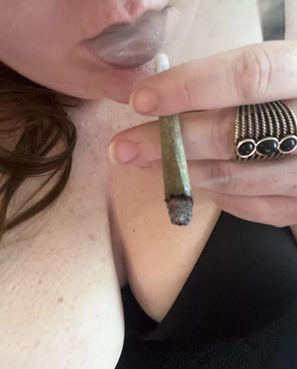 Smoking before I have a little [f]un 😈 posted by fairyfaded