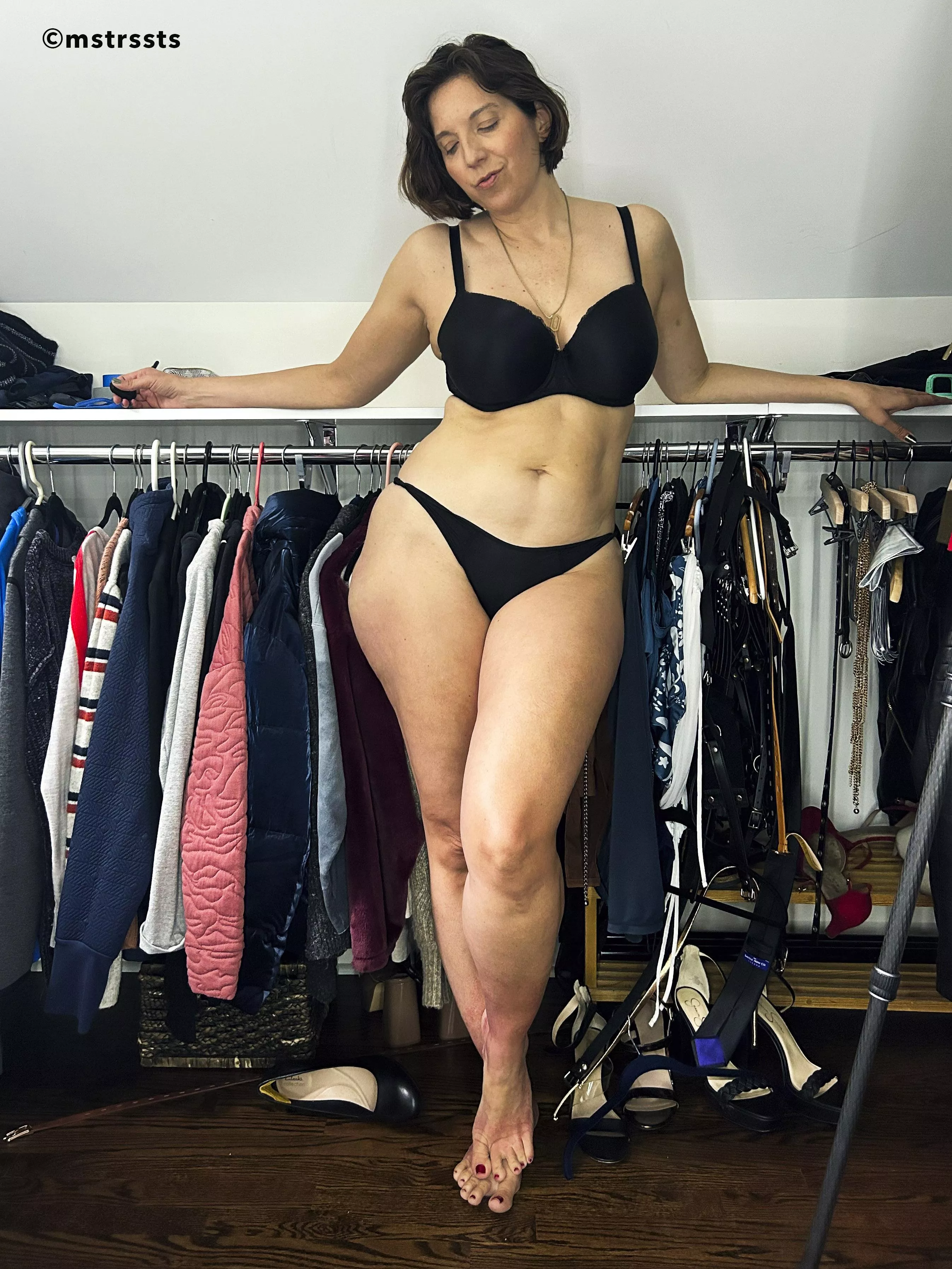 Tryin to decide what to wear tonight (f48) posted by mstrssts