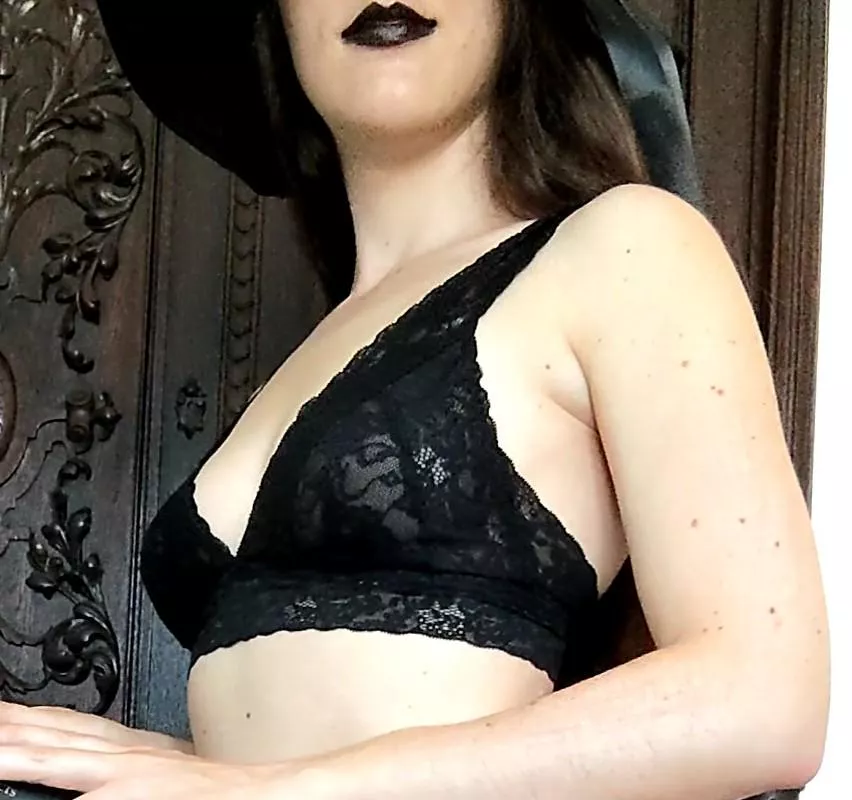 Black lace bra on a witch [IRTR] posted by darkspellslingerie