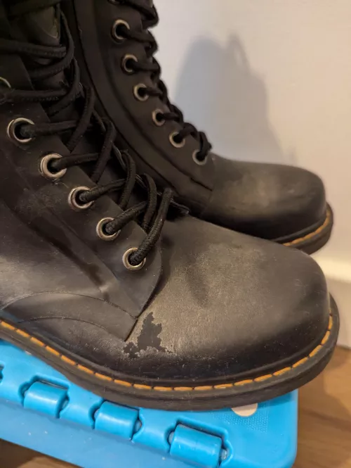 Cleaning tips to remove the white cast on my rubber boots 🙏🏼 by Sorry_Debate228