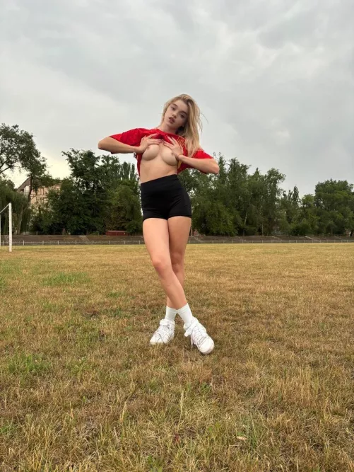 I like to show my tits in public by Ritori_Mittori