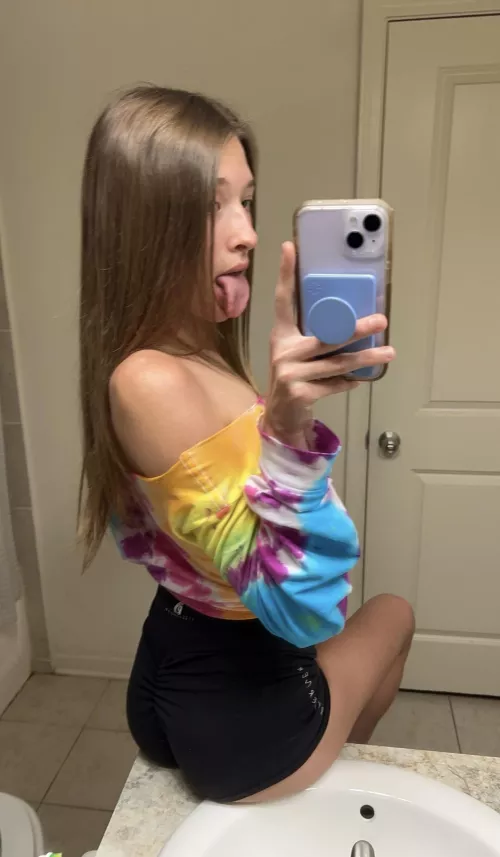 I love taking mirror pics😝 by vanessataylorr