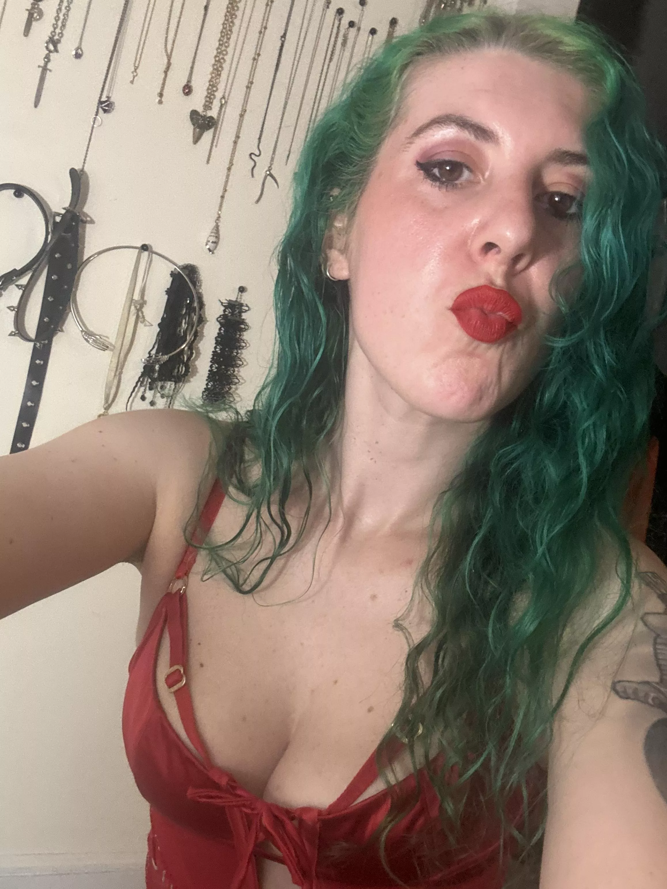 A red pucker posted by sirenskiss3