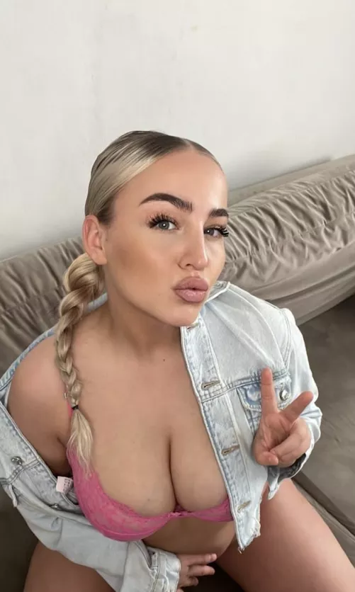 Do you think pink suits me? by Cute_Fluffyx