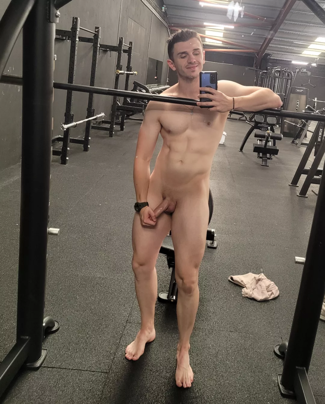 Perks of an empty gym = Good Lighting 😏💪 posted by HangingZucchini