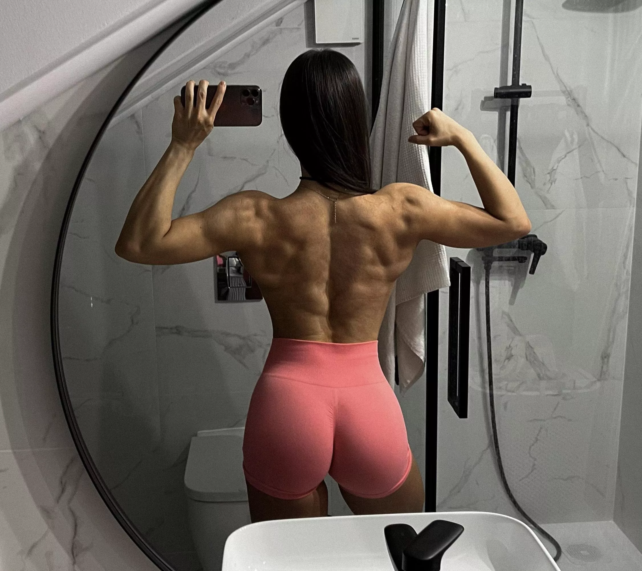 shredded back to the bone posted by linasphysiquex