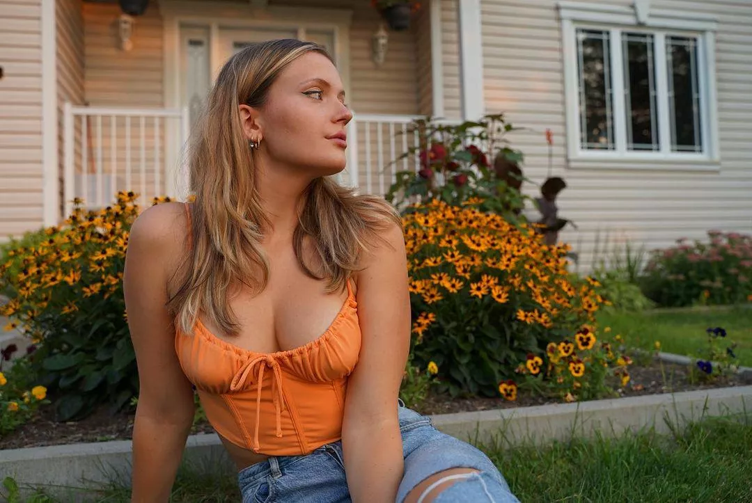 looking away posted by SeducedByYourBeauty