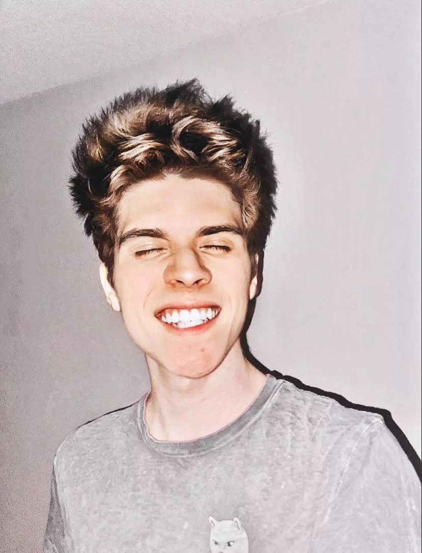 this is the smile of someone currently deranking to bronze 🙂‍↔️ posted by orbityumi