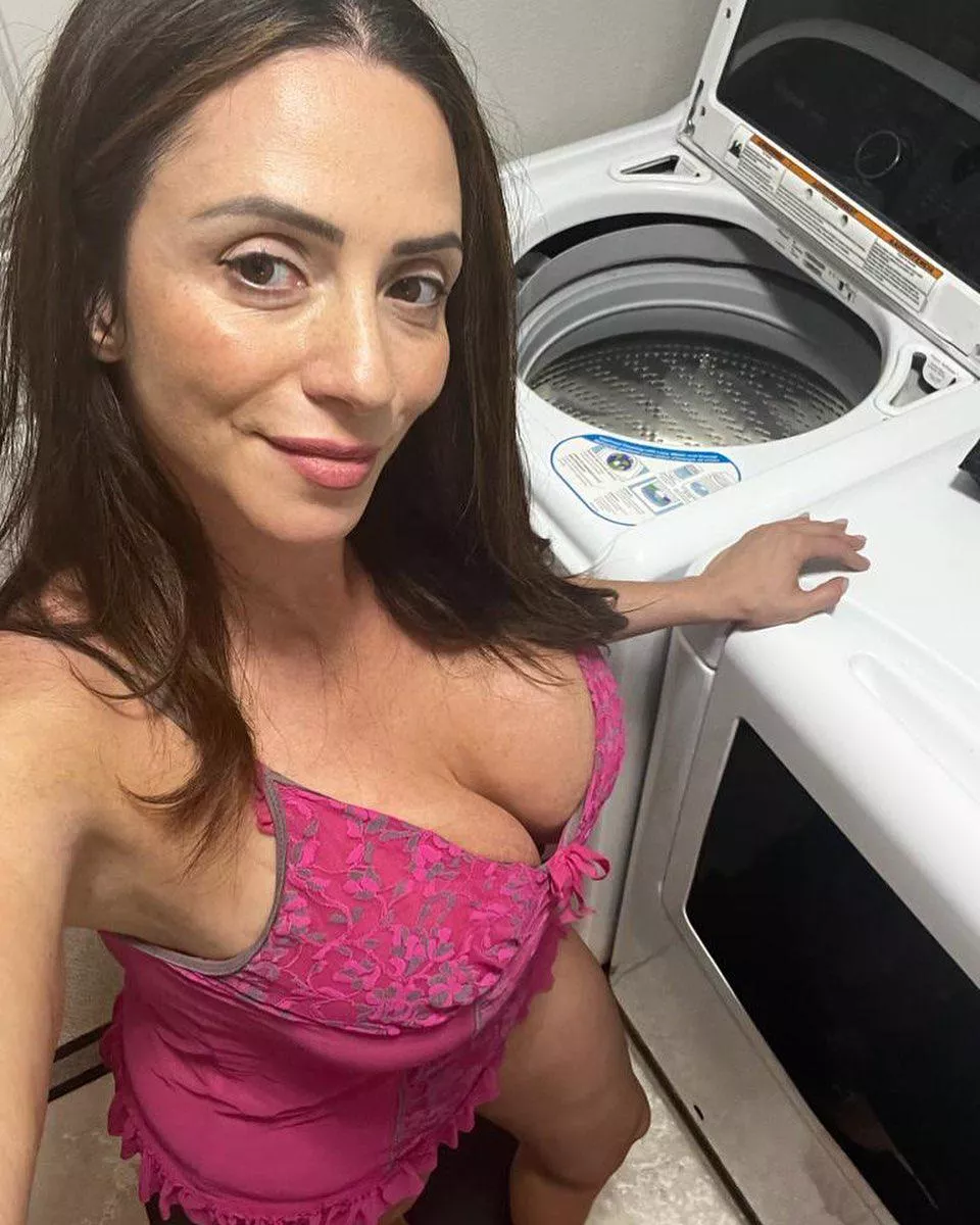 Gorgeous Hotwife posted by VampireHunter_82