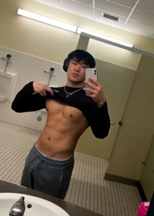 I love being slutty in the gym locker room 😏 by saitamu