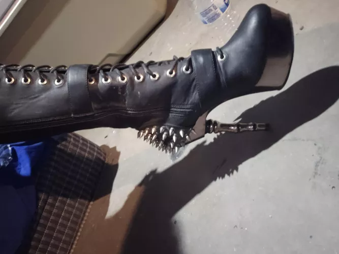 Lick this goddesses boot  by Butterflyhorrorof