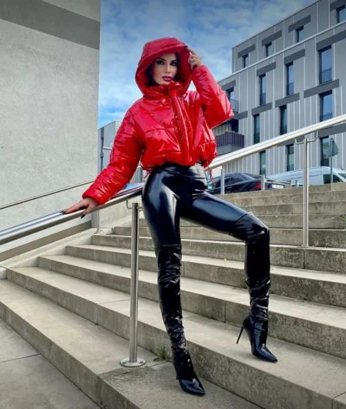 is it too shiny in public? by mrs_utraviolence