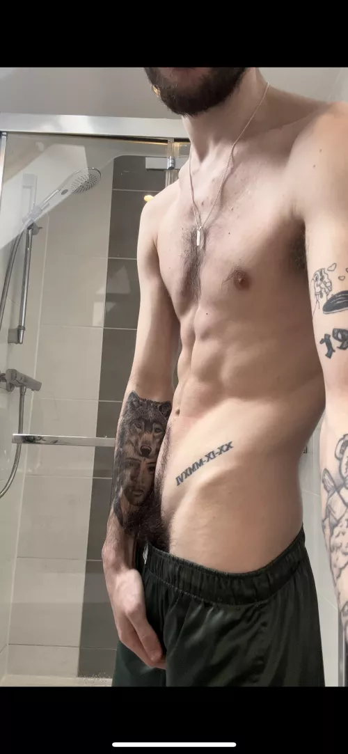 Guess who didn’t wear underwear to the gym? by Lxverstxner