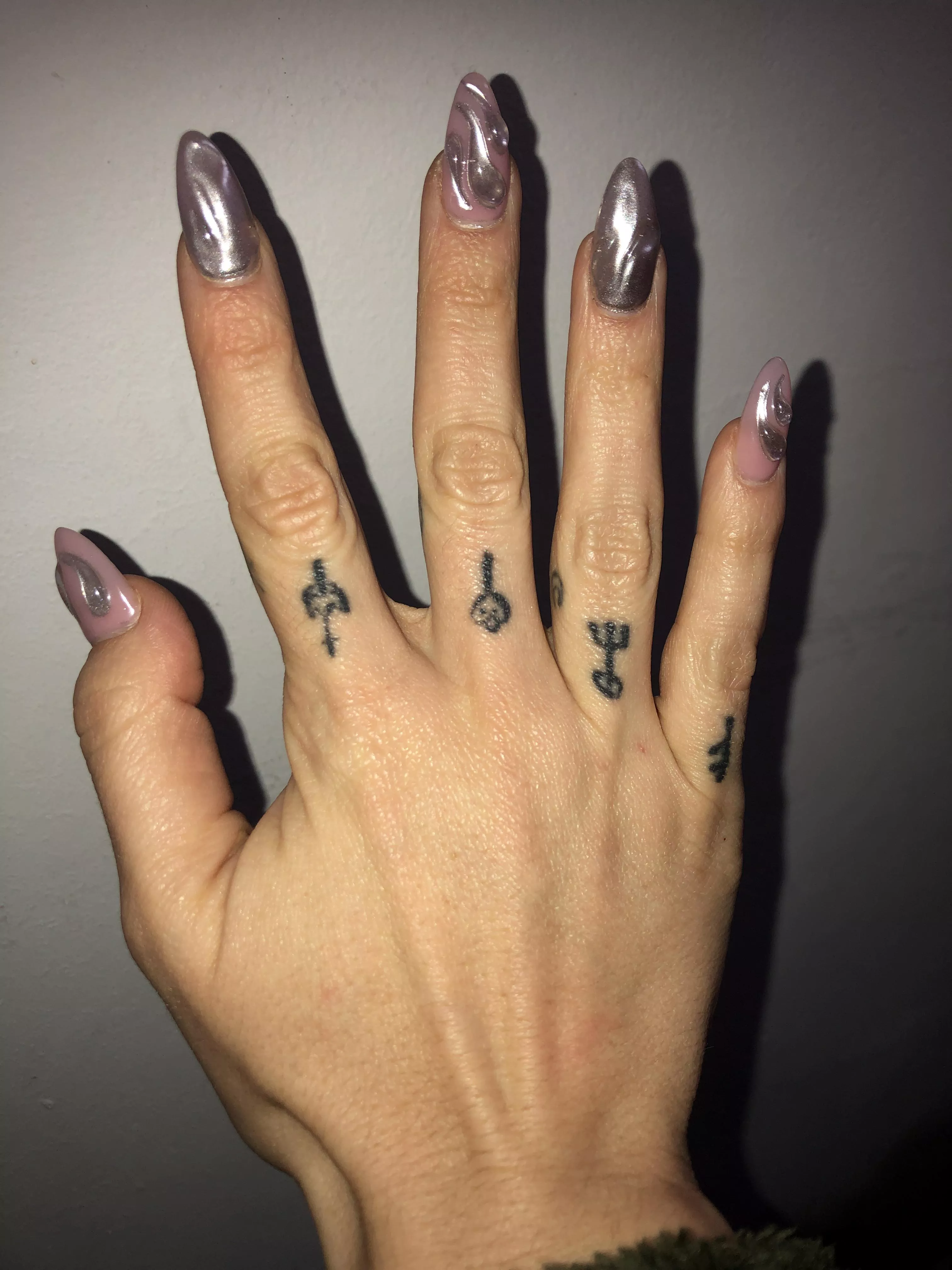 Is my first time in here , posting my hand with my new nails posted by vstelar