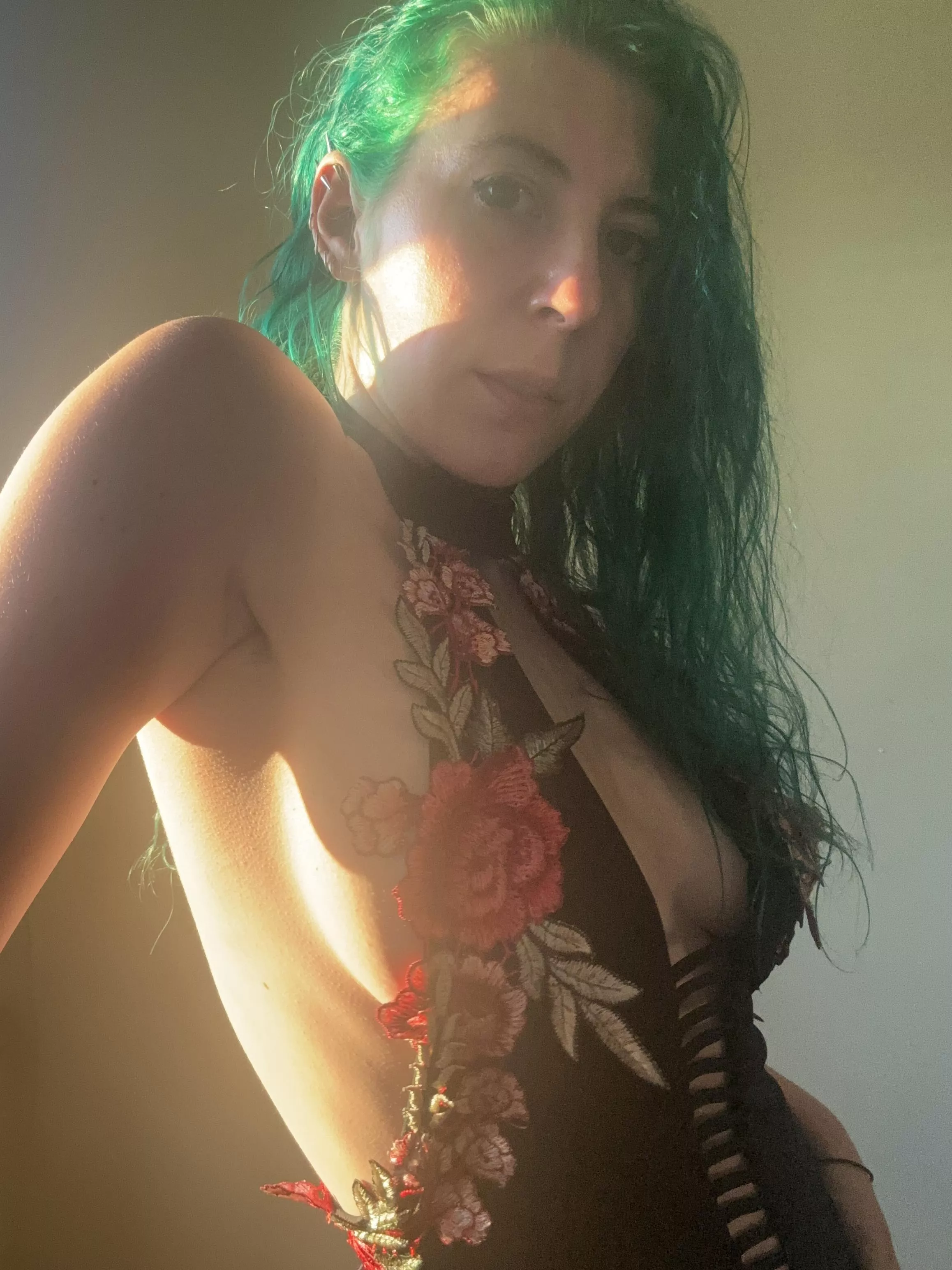 Sunlit hottie posted by sirenskiss3