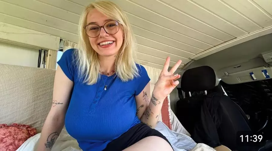 Hi 👀 by m9a9r9i9u9s