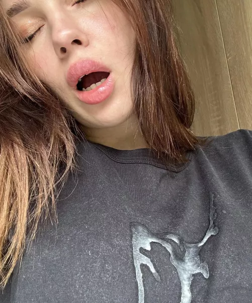 A guy from Tinder stained a fresh T-shirt right in the cafe toilet by apple_only_