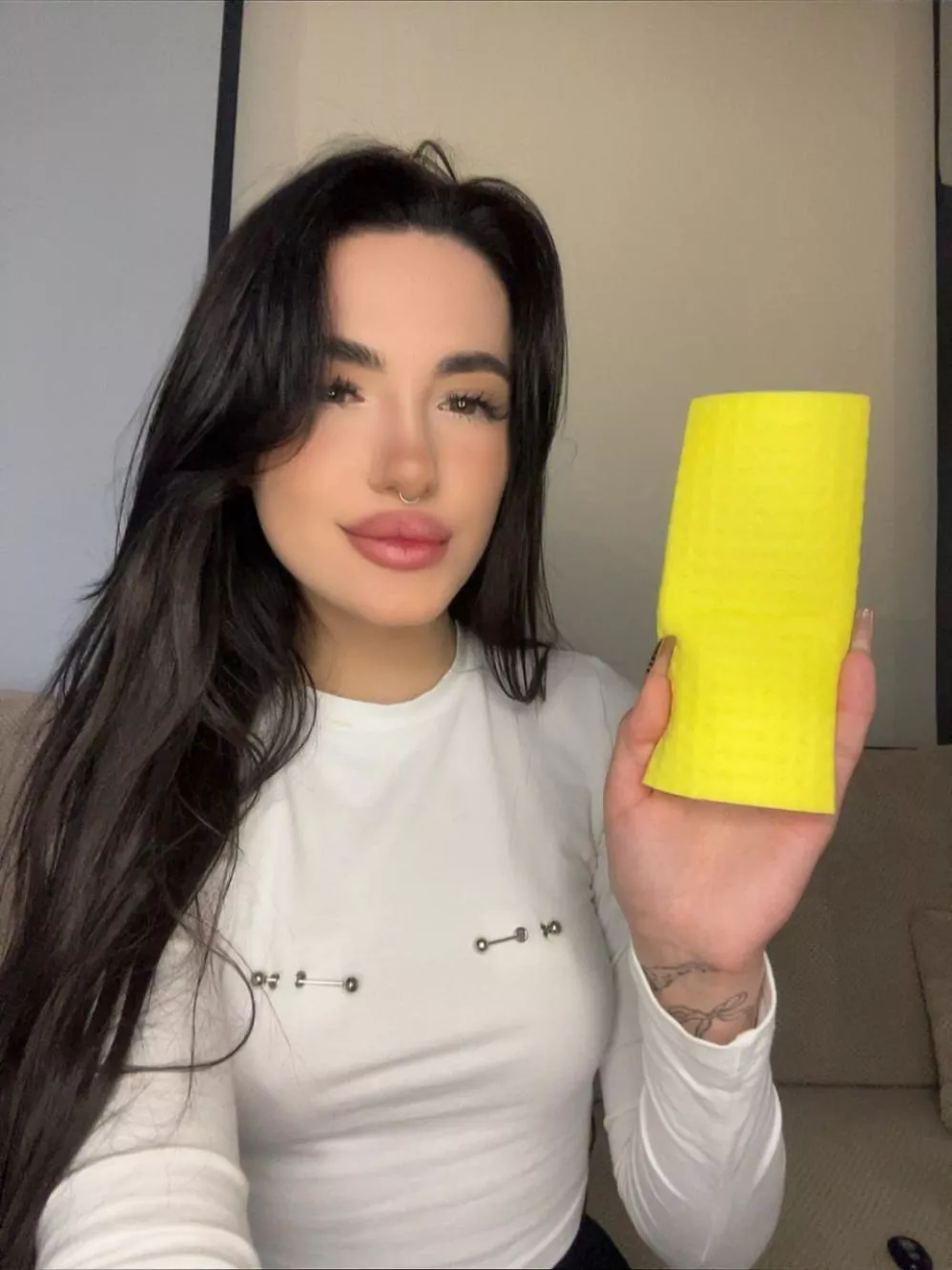 It shouldn't be a rag in this hand, it should be your dick posted by tiffanybeatrix