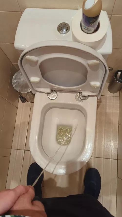 18 looking for guys to suck while they pee (UK) by Antique_Seaweed7060
