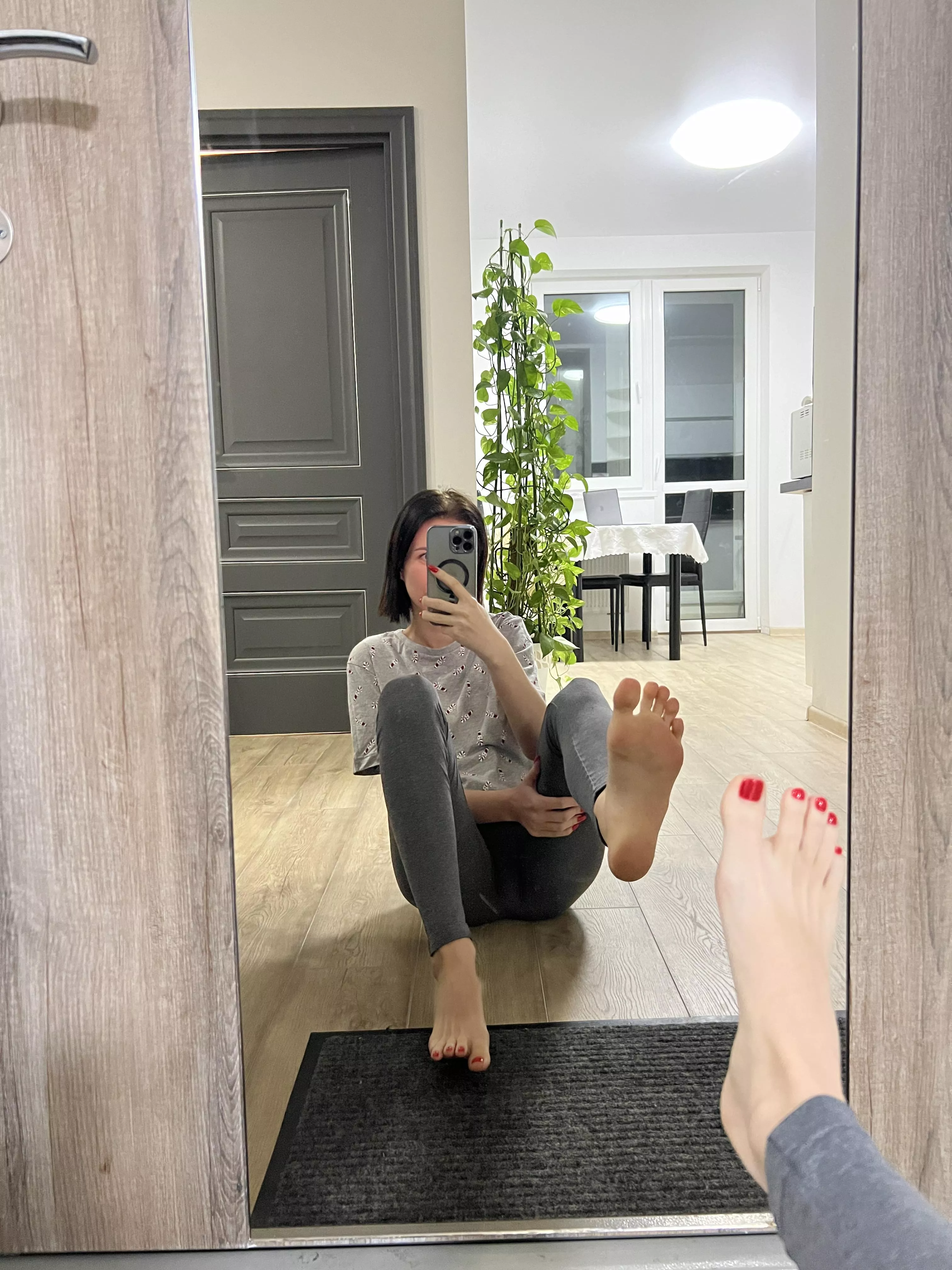 Sexy mirror selfie😈 posted by confide_layer