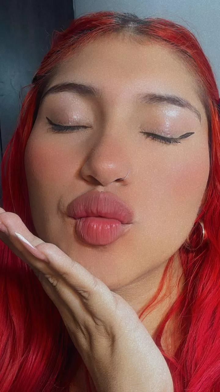 Sweet kiss from juicy loving lips posted by Annie_copper_101