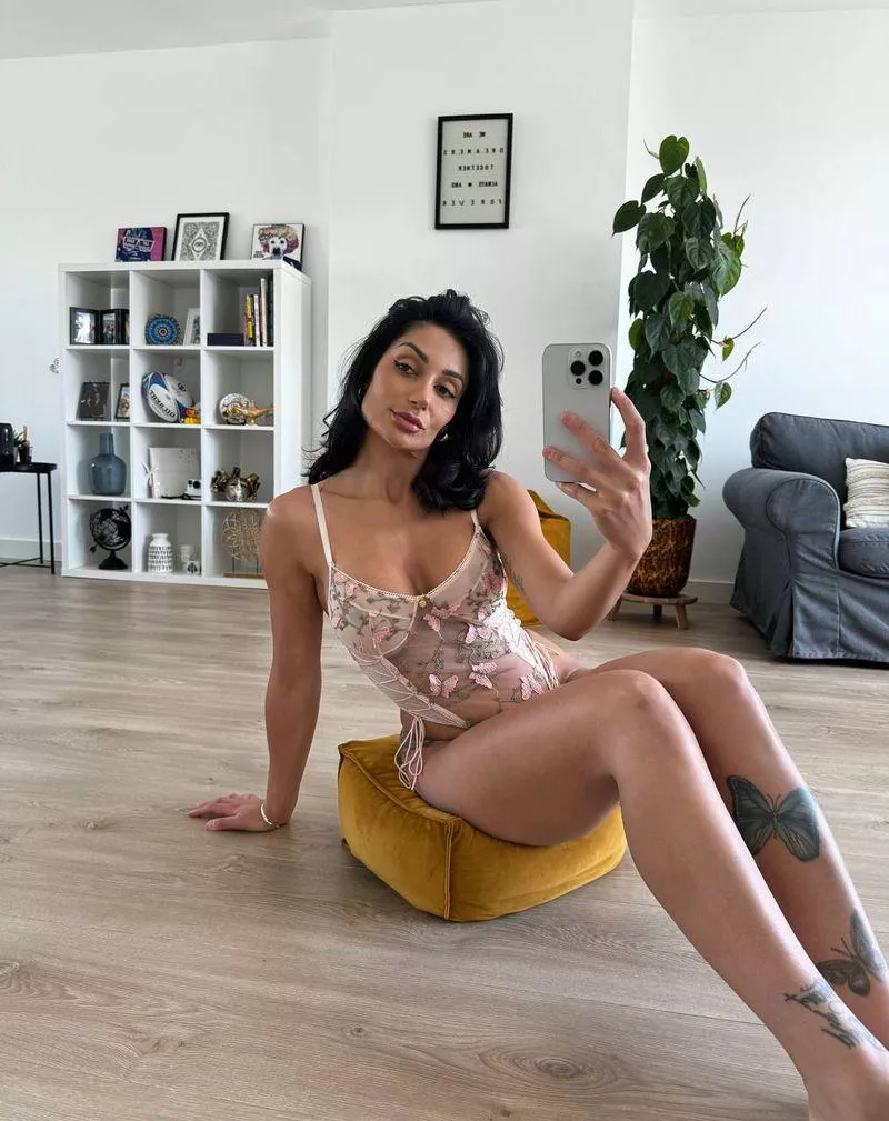 Cute long legs of a milf posted by Lady_Cutiee