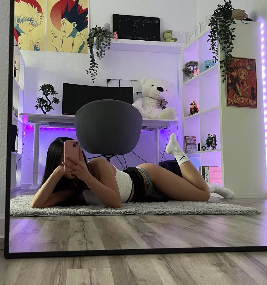 How easily u lift my skirt posted by Sad_Bat6485